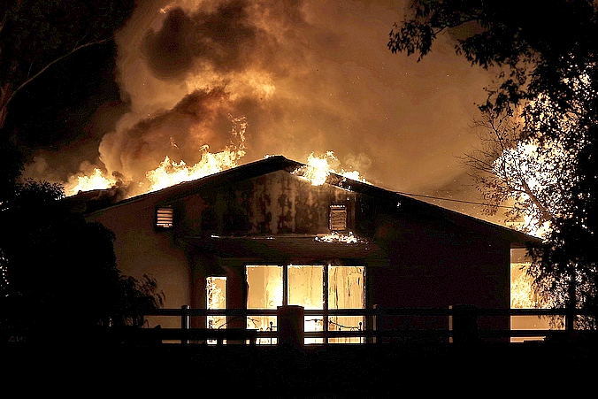 Καλιφόρνια: Στο έλεος της φωτιάς η περιοχή, χιλιάδες άνθρωποι απομακρύνονται από τα σπίτια τους