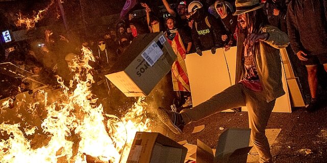 Καταλονία: Ολονύχτιες συγκρούσεις στους δρόμους – Ένταλμα σύλληψης για Πουτζδεμόν