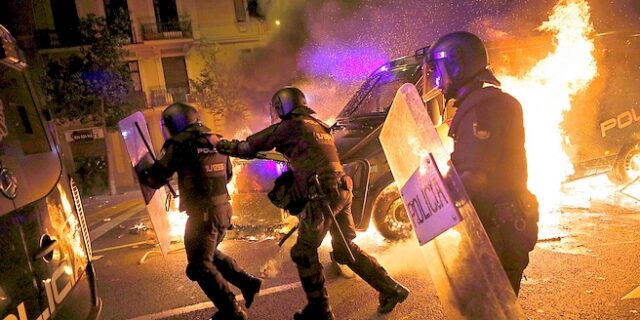 Τρίτη βραδιά άγριων επεισοδίων στη Βαρκελώνη – Προειδοποίηση του Σάντσεθ στους Καταλανούς