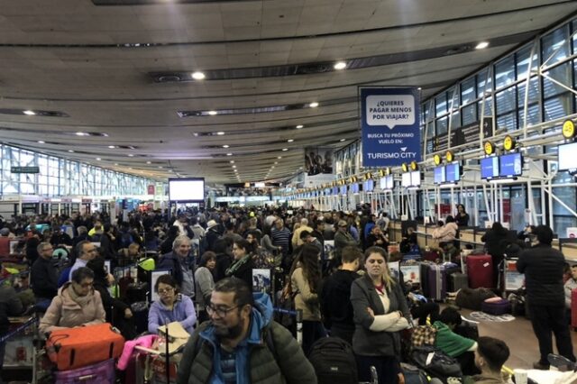 Χάος στη Χιλή: Χιλιάδες επιβάτες εγκλωβισμένοι στο αεροδρόμιο
