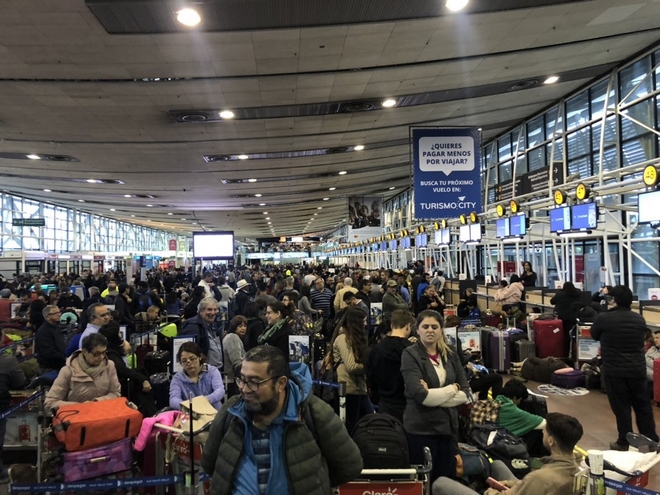Χάος στη Χιλή: Χιλιάδες επιβάτες εγκλωβισμένοι στο αεροδρόμιο
