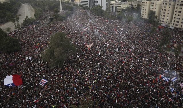 “Ιστορική μέρα” στη Χιλή: Στους δρόμους πάνω από 1.000.000 διαδηλωτές