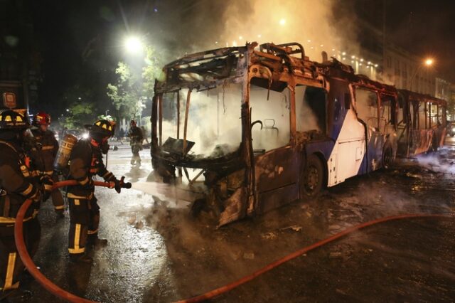 Καζάνι που βράζει η Χιλή: Νεκροί, απαγόρευση κυκλοφορίας και διαπραγματεύσεις