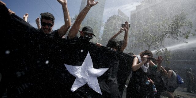 Επεισόδια στη Χιλή: Εκατοντάδες χιλιάδες διαδηλωτές ξανά στους δρόμους