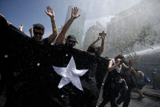 Επεισόδια στη Χιλή: Εκατοντάδες χιλιάδες διαδηλωτές ξανά στους δρόμους