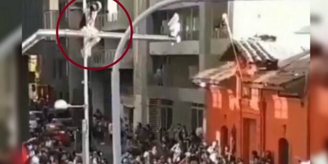 Χιλή: Κοπέλα αχρηστεύει κάμερα ασφαλείας και πέφτει από μεγάλο ύψος στην αγκαλιά διαδηλωτών