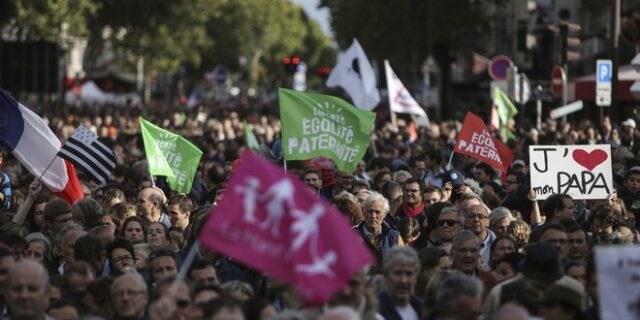 Γαλλία: Χιλιάδες διαδηλωτές κατά της εξωσωματικής γονιμοποίησης σε λεσβίες και μόνες γυναίκες