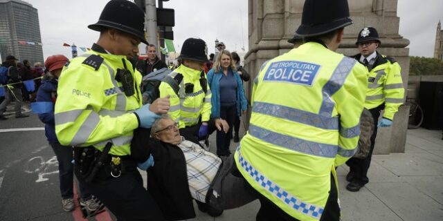 Βρετανία: Σύλληψη 276 διαδηλωτών σε κινητοποιήσεις για το κλίμα