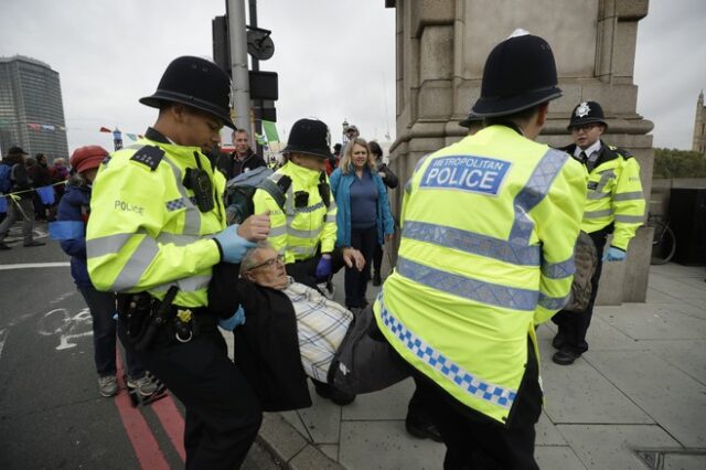 Βρετανία: Σύλληψη 276 διαδηλωτών σε κινητοποιήσεις για το κλίμα