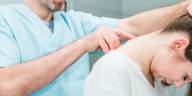 Αυχενικό σύνδρομο: Ποια συμπτώματα πρέπει να σε ανησυχήσουν