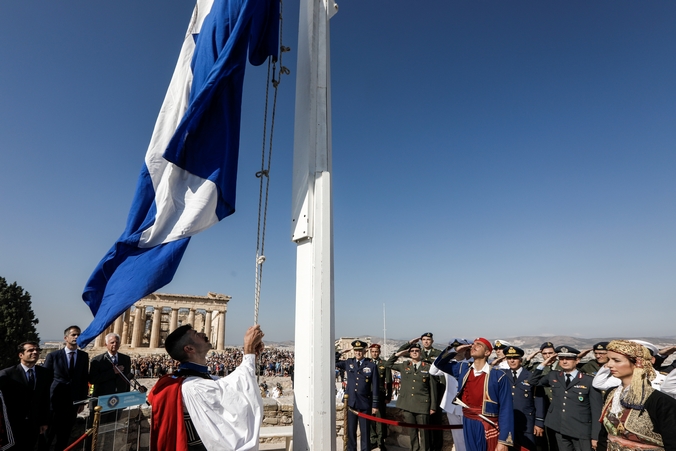 Η έπαρση της σημαίας στην Ακρόπολη για τα 75 χρόνια από την απελευθέρωση της Αθήνας