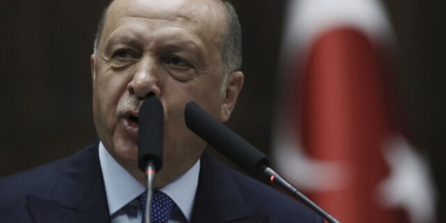 Ο Ερντογάν ζητά από τις ΗΠΑ να του παραδώσουν τον επικεφαλής των συριακών κουρδικών δυνάμεων