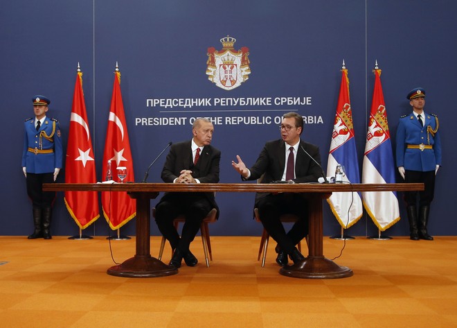 Ο Ερντογάν στη Σερβία: Συζήτηση με Βούτσιτς για οικονομική συνεργασία, ασφάλεια και άμυνα