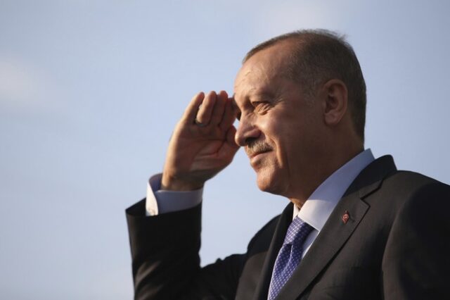 Ο Ερντογάν απειλεί να “συνθλίψει τα κεφάλια” των Κούρδων