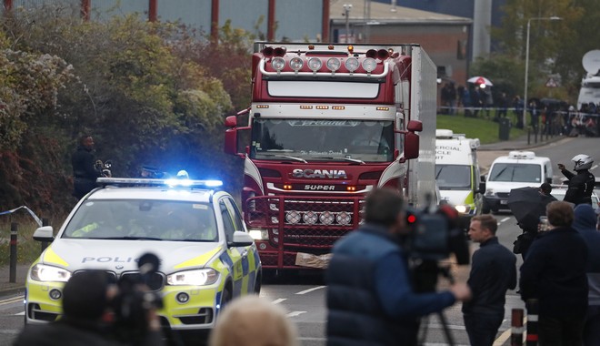 Τραγωδία στο Έσσεξ: Το “φορτηγό της φρίκης” ταξίδευε στη Βρετανία με άλλες δύο νταλίκες