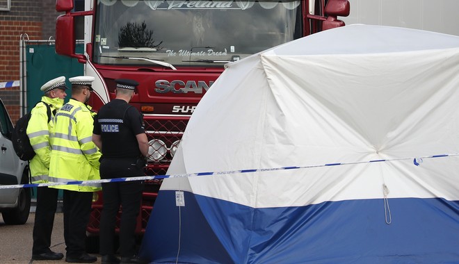 Τραγωδία στο Έσσεξ: Βρέθηκαν ματωμένα ίχνη – Χτυπούσαν το φορτηγό καλώντας σε βοήθεια