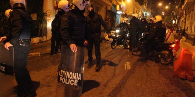 Επιθέσεις κουκουλοφόρων στο Α.Τ. Πεντέλης και σε διμοιρία των ΜΑΤ στα Εξάρχεια