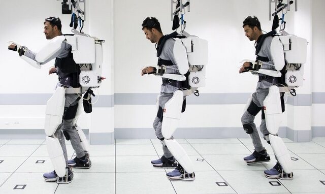Παράλυτος περπατά με τη βοήθεια ρομποτικού εξωσκελετού – Τον κινεί με τη σκέψη του