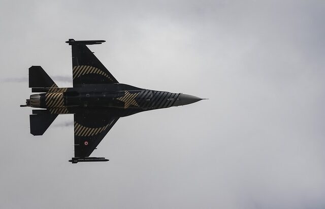 Νυχτερινή παρενόχληση του “Παρμενίωνα” από τουρκικά F-16 μεταξύ Λέσβου – Χίου