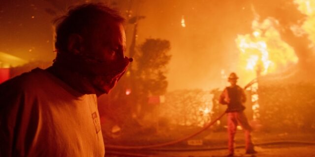 Πύρινη κόλαση στην Καλιφόρνια: 180.000 άνθρωποι εγκαταλείπουν τα σπίτια τους