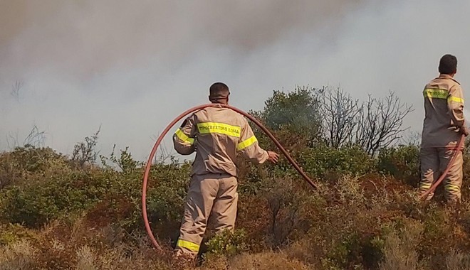 Σε εξέλιξη φωτιά στους Φούρνους Ικαρίας