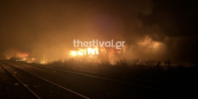 Καθυστερήσεις σε δρομολόγια του ΟΣΕ λόγω φωτιάς σε εγκαταλελειμμένα βαγόνια στη Θεσσαλονίκη