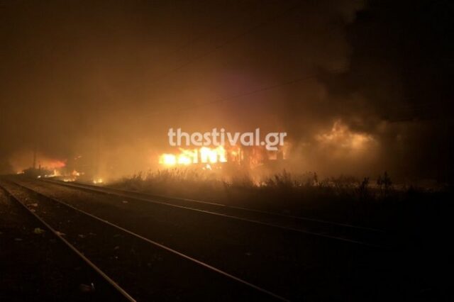Καθυστερήσεις σε δρομολόγια του ΟΣΕ λόγω φωτιάς σε εγκαταλελειμμένα βαγόνια στη Θεσσαλονίκη