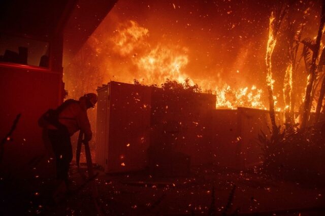 Καλιφόρνια: “Γλείφει” τα σπίτια των διασήμων η φωτιά