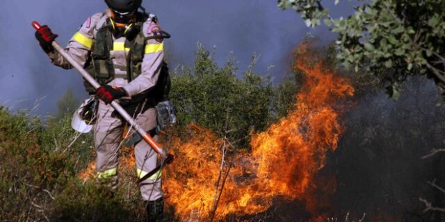 Υπό έλεγχο τέθηκαν οι φωτιές σε Βαρνάβα και Ρόδο