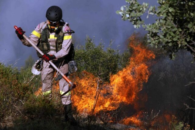 Υπό έλεγχο τέθηκαν οι φωτιές σε Βαρνάβα και Ρόδο