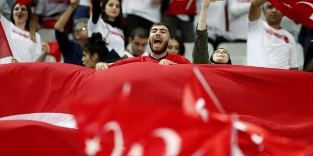 Εκρηκτικό κλίμα στο Παρίσι: Συνθήματα Τούρκων κατά PKK