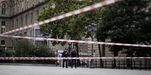 Γαλλία: Ενδείξεις “λανθάνουσας ριζοσπαστικοποίησης” του δράστη της αιματηρής επίθεσης με μαχαίρι