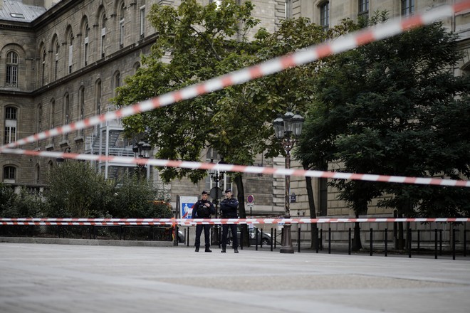 Γαλλία: Ενδείξεις “λανθάνουσας ριζοσπαστικοποίησης” του δράστη της αιματηρής επίθεσης με μαχαίρι