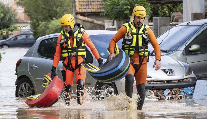 Πλημμύρες στη Γαλλία: Σιδηροδρομικές γραμμές κρέμονται στον αέρα – Διακοπή δρομολογίων