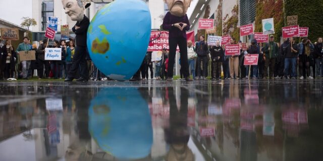 Γερμανία: Οικολόγοι κατασκήνωσαν έξω από την καγκελαρία – Ξεκινούν κινητοποιήσεις
