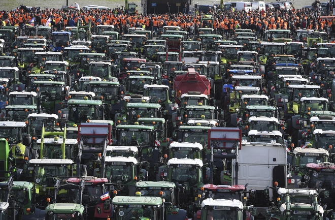 Γερμανία: Χιλιάδες αγρότες διαδηλώνουν στους δρόμους με τα τρακτέρ τους