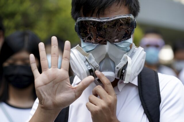 Χονγκ Κονγκ: Το Πεκίνο τάσσεται υπέρ της απαγόρευσης μάσκας από διαδηλωτές