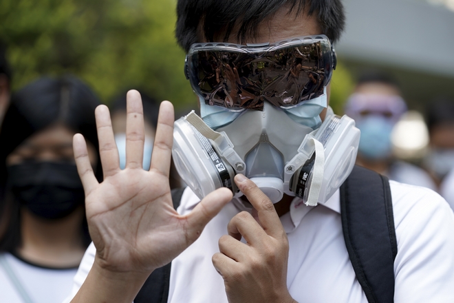 Χονγκ Κονγκ: Το Πεκίνο τάσσεται υπέρ της απαγόρευσης μάσκας από διαδηλωτές