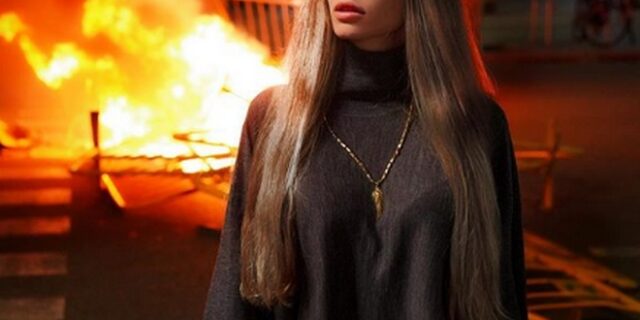 Η Βαρκελώνη καίγεται και η Influencer κόβει βόλτες