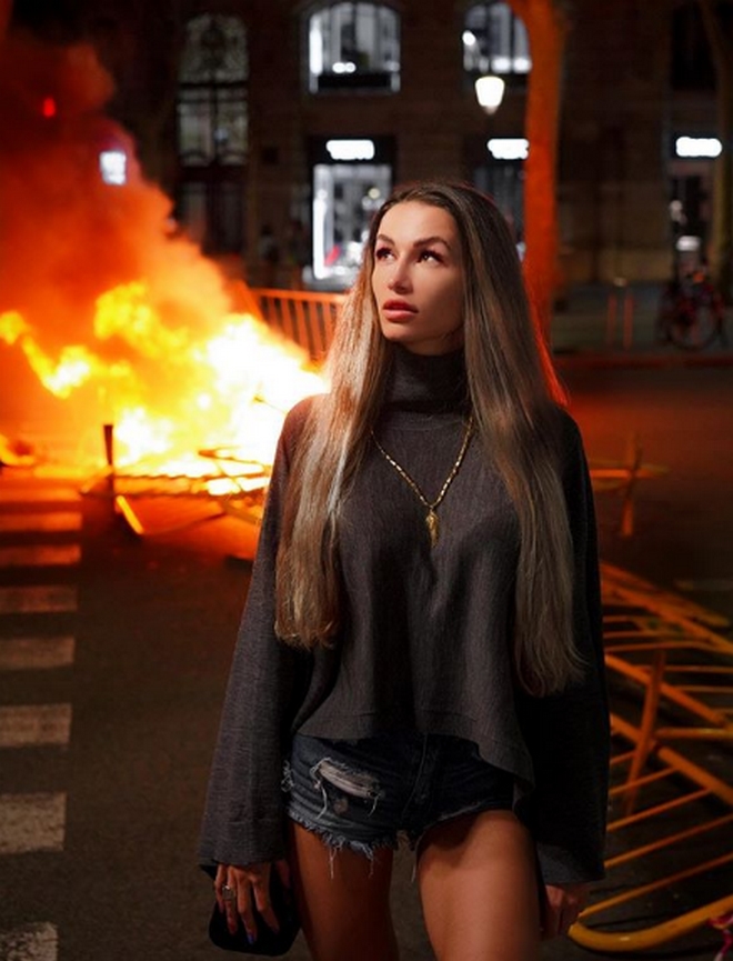 Η Βαρκελώνη καίγεται και η Influencer κόβει βόλτες