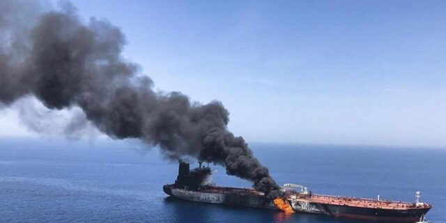 Ιράν: Τάνκερ χτυπήθηκε από πυραύλους