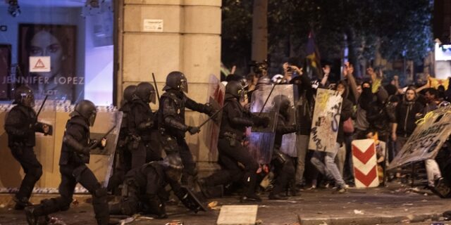 Βαρκελώνη: 182 τραυματίες από τα άγρια επεισόδια – Συνομιλίες ζητά ο Τόρα