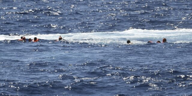 Ναυάγιο στη Λαμπεντούζα: Συγκλονίζει ο δύτης που βρήκε τη νεκρή μητέρα με το μωρό της – “Ήταν αβάσταχτο”