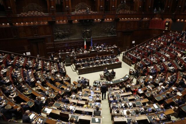 Ιταλία: “Κόβουν” βουλευτές και γερουσιαστές για εξοικονόμηση χρημάτων