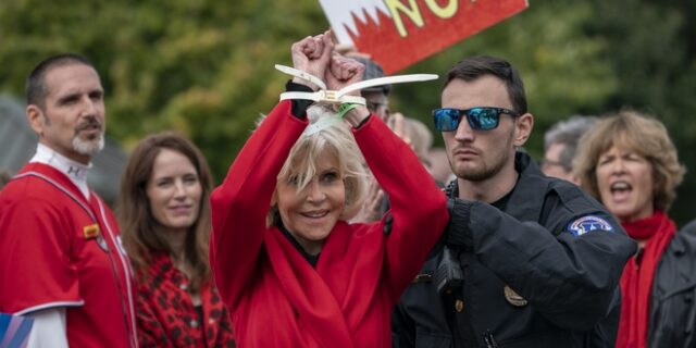 Συνελήφθησαν (ξανά) η Τζέιν Φόντα και ο Τεντ Ντάνσον σε διαδήλωση για την κλιματική αλλαγή