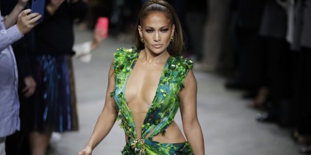 Τζένιφερ Λόπεζ: Σέξι και σχεδόν γυμνή στη νέα της φωτογράφιση