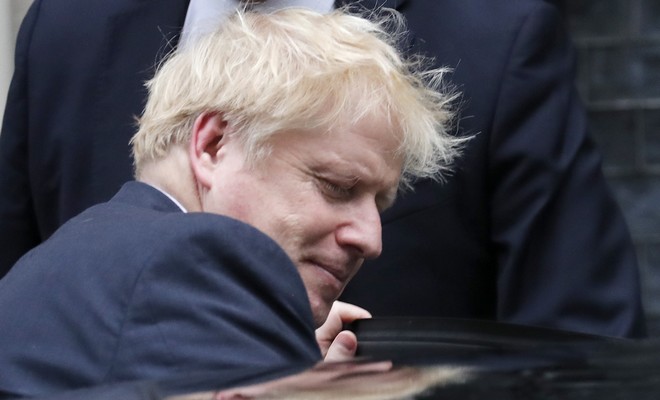 Τζόνσον καλεί τον Κόρμπιν “να φερθεί σαν άνδρας”