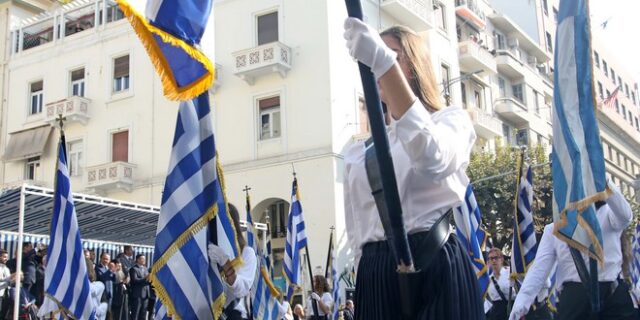Παρέλαση με λίγες νεφώσεις και τοπικές ομίχλες – Εξασθενούν οι βοριάδες