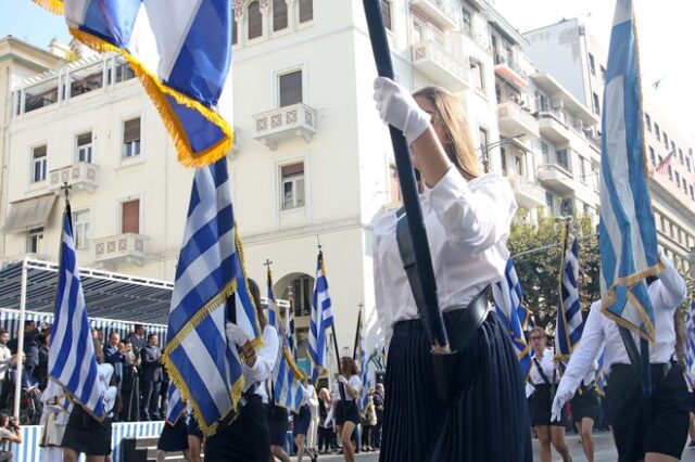 Παρέλαση με λίγες νεφώσεις και τοπικές ομίχλες – Εξασθενούν οι βοριάδες