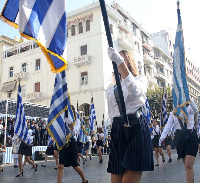 Παρέλαση με λίγες νεφώσεις και τοπικές ομίχλες – Εξασθενούν οι βοριάδες